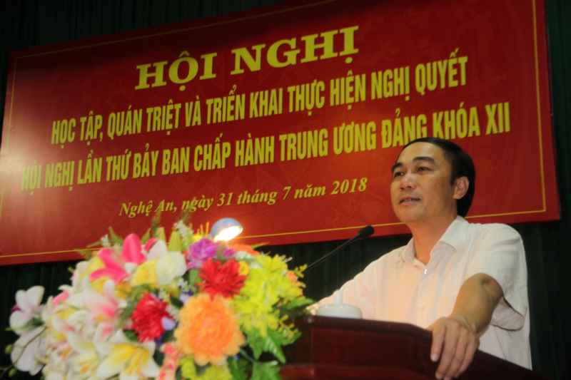 Đồng chí Trần Quốc Khánh Phó, Trưởng Ban Tuyên giáo Tỉnh ủy giới thiệu 3 Nghị quyết cốt lõi của Hội nghị lần thứ 7 ban chấp hành Trung ương Đảng khóa XII