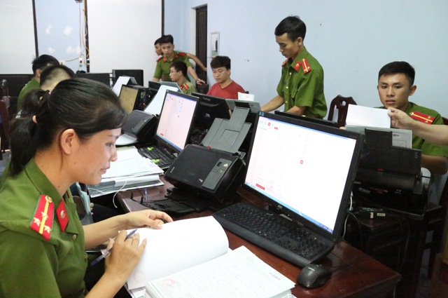 Các cán bộ trực tiếp Scan phiếu thu thập thông tin dân cư tại Công an tỉnh Nghệ An.