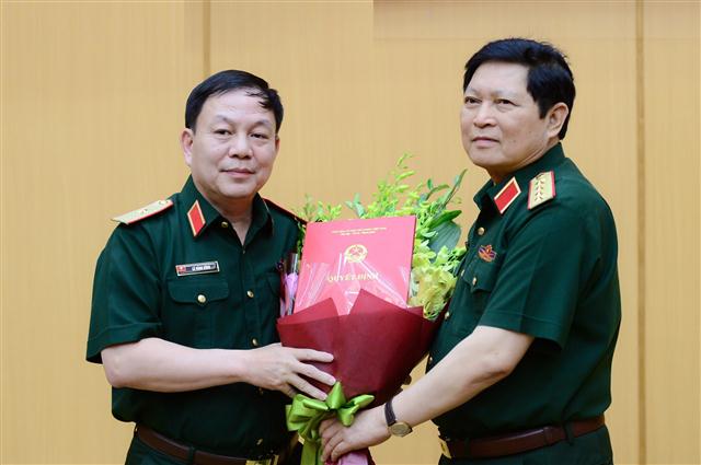 Thiếu tướng Lê Đăng Dũng (trái) nhận Quyết định phụ trách Chủ tịch kiêm Tổng Giám đốc Viettel - Ảnh: VGP/Hiền Minh