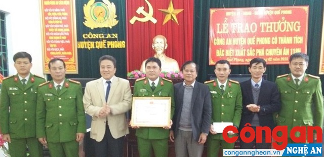 Lãnh đạo huyện Quế Phong trao thưởng cho Công an huyện về thành tích đặc biệt xuất sắc, phá Chuyên án 118H, thu giữ 3 bánh hêrôin và hơn 50 triệu đồng