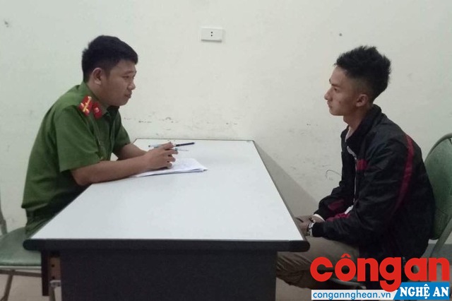 Cán bộ Công an huyện Anh Sơn lấy lời khai của đối tượng phạm tội ma túy