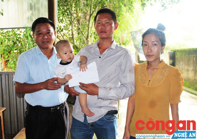Đồng chí Võ Sỹ Sơn, Phó Chủ tịch UBND huyện Quỳ Hợp trao tiền hỗ trợ mổ tim cho gia đình bé Nguyễn Ánh Tuyết