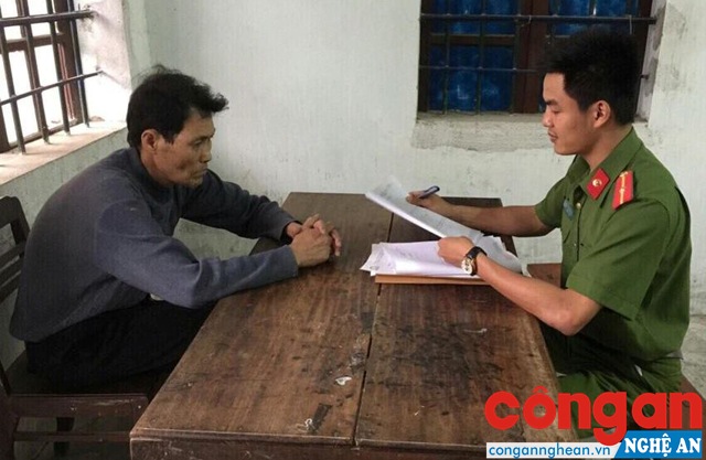 Cán bộ Công an huyện Quỳnh Lưu lấy lời khai của đối tượng phạm tội
