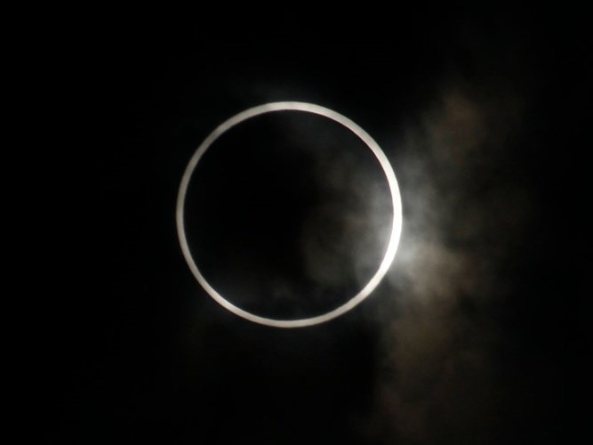 Đây là bức ảnh chụp hiện tượng nhật thực được trông thấy từ trường Hirai Daini ở Tokyo, Nhật Bản vào tháng 5/2012. Khi mặt Trời, mặt Trăng và Trái Đất xếp thẳng hàng nhau, mặt Trời đã biến thành một vòng tròn hoàn hảo. 
