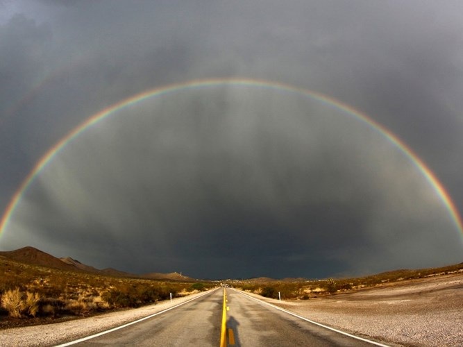 Hiện tượng cầu vồng đôi hiếm có xảy ra sau những trận bão lớn ở Nevada, Mỹ năm 2012.