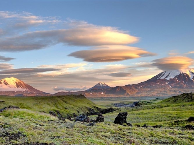 Những đám mây trên bầu trời bán đảo Kamchatka Peninsula (Nga) trông như những UFO (Vật thể bay không xác định) bí ẩn.
