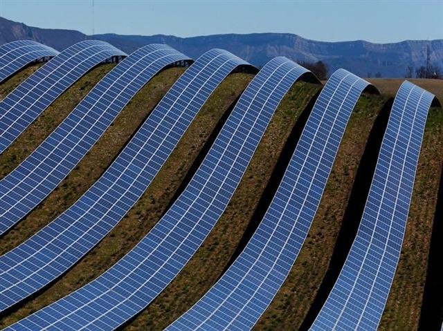 Colle des Mees là trang trại năng lượng mặt trời lớn nhất ở Pháp với những tấm pin năng lượng có thể tạo ra 100 MW điện.
