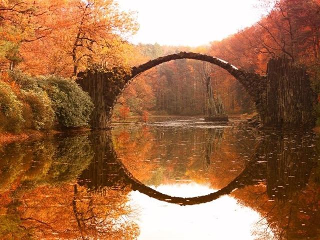 Vào những ngày nước lặng, cầu Quỷ (Rakotzbrücke) ở Đức tạo thành một vòng tròn hoàn hảo đến kinh ngạc nhờ hình ảnh phản chiếu dưới mặt hồ.