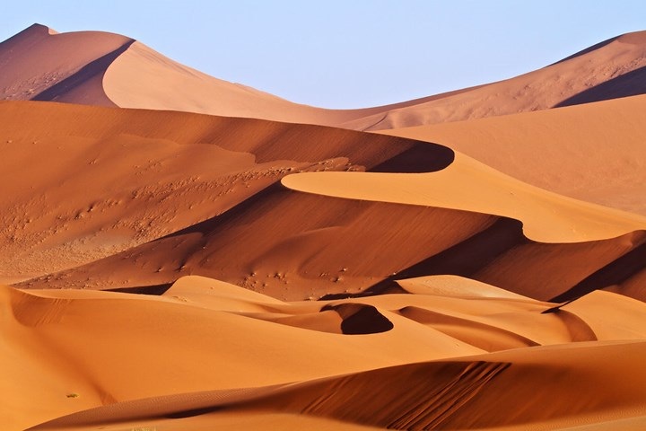 Những cồn cát đỏ ở Namibia tạo thành những hình khối như một bức tranh trừu tượng thú vị.