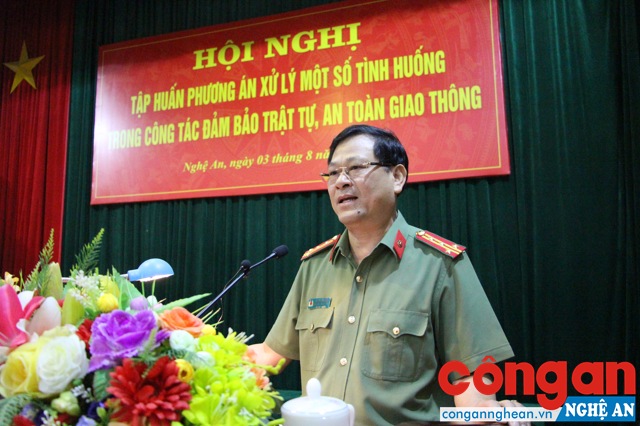Đồng chí Đại tá Nguyễn Hữu Cầu, Giám đốc Công an tỉnh kết luận, chỉ đạo cụ thể đối với từng video tình huống các CBCS vừa xem.