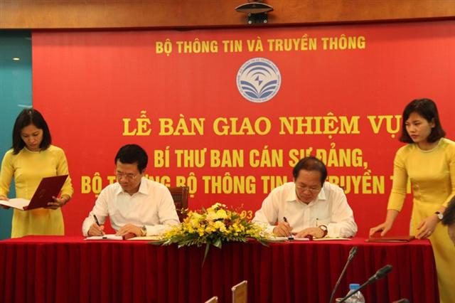 Đồng chí Trương Minh Tuấn và đồng chí Nguyễn Mạnh Hùng ký Biên bản bàn giao. Ảnh Bộ TT&TT