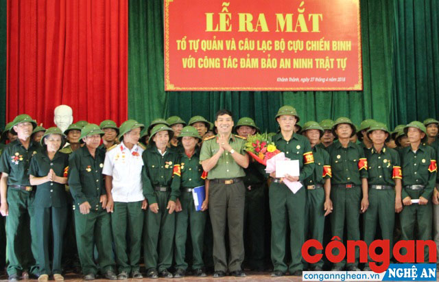Đồng chí Đại tá Lê Khắc Thuyết, Phó Giám đốc Công an tỉnh chúc mừng Câu lạc bộ 
