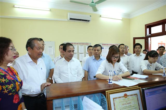 Phó Thủ tướng Trương Hòa Bình trực tiếp đến phòng tiếp nhân dân của Sở Tư pháp Tuyên Quang. Ảnh: VGP/Lê Sơn