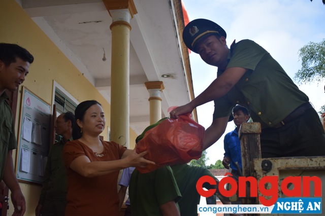Những món quà được CBCS Công an huyện Anh Sơn chuyển đến tận tay các hộ dân 2 xã Bình Sơn và Thọ Sơn