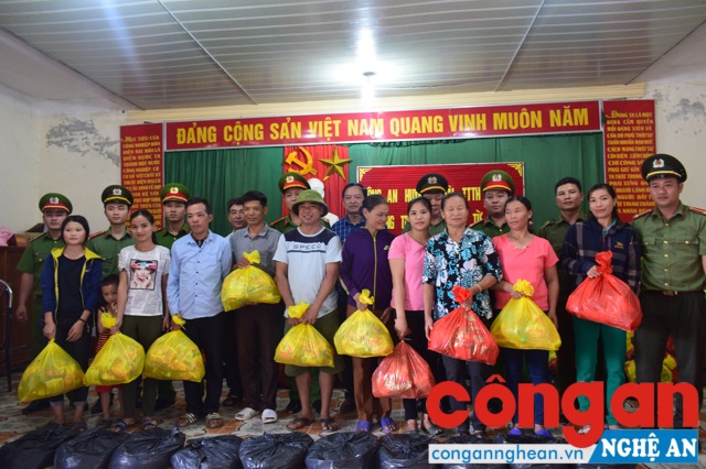 Công an huyện Anh Sơn tặng quà cho bà con nhân dân xã Bình Sơn và Thọ Sơn