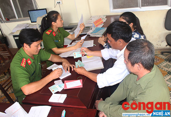 CBCS Công an huyện Đô Lương làm thủ tục cấp phát CMND cho người dân