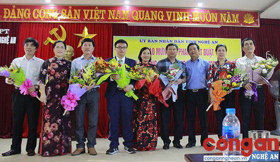  Bà Nguyễn Thị Kim Chi, Giám đốc Sở GD&ĐT tặng hoa chúc mừng em Phan Nhật Duật cùng thầy cô hướng dẫn, bồi dưỡng