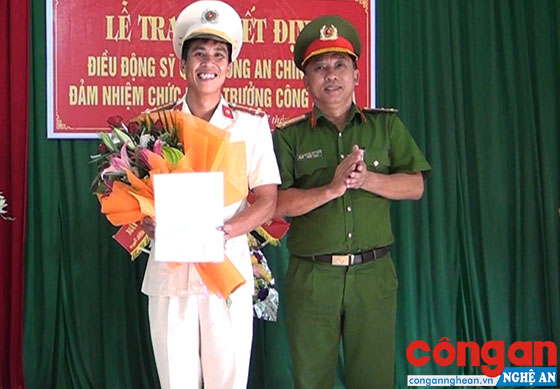 Lãnh đạo Công an huyện Tân Kỳ trao quyết định điều động đối với đồng chí Thượng úy Nguyễn Ngọc Hiền