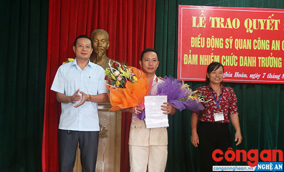 Lãnh đạo huyện Tân Kỳ và lãnh đạo xã Nghĩa Hoàn trao hoa chúc mừng tân Trưởng Công an xã