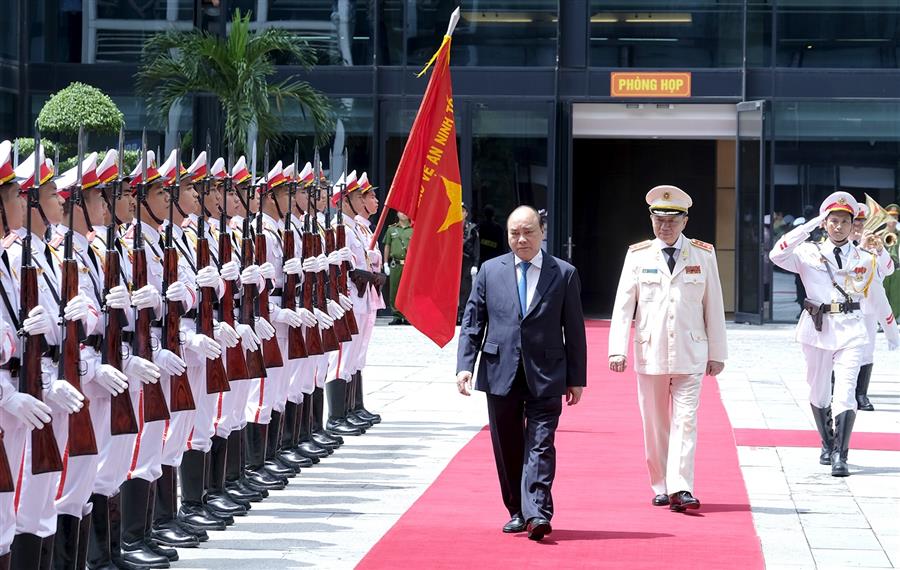 Thủ tướng Nguyễn Xuân Phúc duyệt đội danh dự lực lượng CAND. Ảnh: VGP/Quang Hiếu