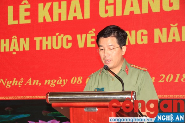Đồng chí Trung tá Nguyễn Xuân Thư - Trưởng Phòng Công tác đảng và công tác quần chúng, trưởng ban chỉ đạo lớp phát biểu 