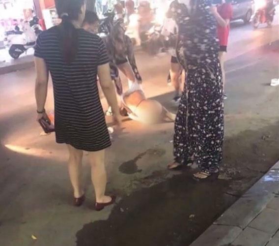  Chủ tiệm Spa ở Thanh Hóa bị lột đồ đánh ghen giữa đường.