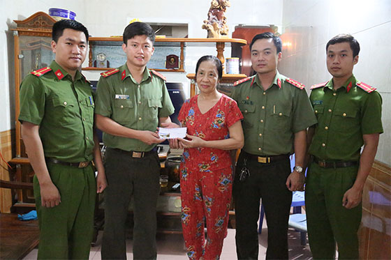 Thăm hỏi, tặng quà cho gia đình đồng chí Nguyễn Văn Anh.