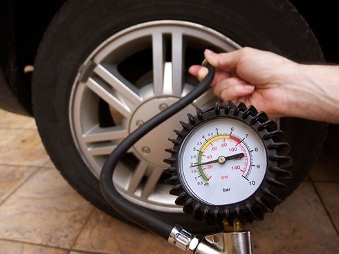 Lốp non cũng sẽ khiến xe bạn bị tiêu hao nhiên liệu nên tốt nhất hãy giữ cho lốp xe luôn căng.