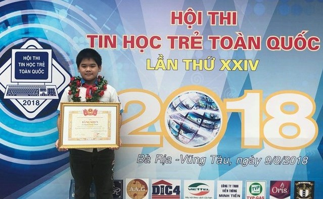 Em Nguyễn Quang Thanh, học sinh lớp 5H, Trường Tiểu học Lê Mao nhận Bằng khen tại Hội thi Tin học trẻ toàn quốc lần thứ XXIV năm 2018 tại TP Vũng Tàu