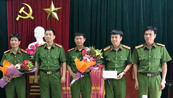 Đồng chí Đại tá Nguyễn Mạnh Hùng, Phó Giám đốc Công an tỉnh trao thưởng cho Công an huyện Quỳ Hợp về thành tích đấu tranh phòng, chống tội phạm