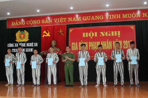 Đồng chí Trung tá Đinh Trọng Dung đã trao thưởng cho 8 phạm nhân do có thành tích xuất sắc trong thi đua chấp hành án phạt tù