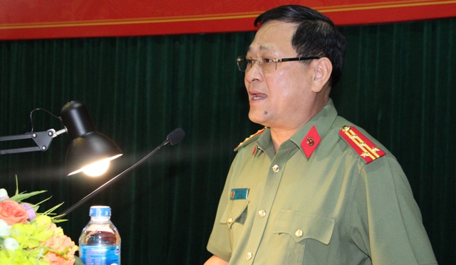 Đồng chí Đại tá Nguyễn Hữu Cầu - Giám đốc Công an tỉnh thông báo nội dung cơ bản của hội nghị sơ kết 6 tháng đầu năm 2018 của Bộ Công an