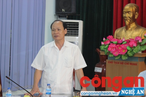 Ông Hoàng Văn Phi - Bí thư Huyện ủy trao đổi về công tác bồi thường GPMB liên quan đến Dự án VSIP