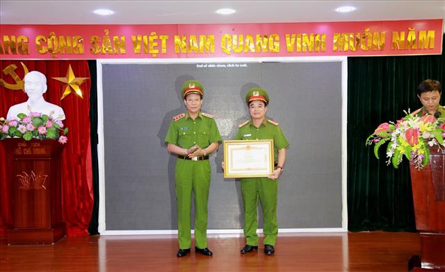 Thừa ủy quyền của Thủ tướng Chính phủ, Thứ trưởng Lê Quý Vương trao Bằng khen tặng 01 cá nhân có thành tích xuất sắc.