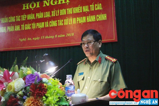 Đồng chí Đại tá Nguyễn Hữu Cầu - Giám đốc Công an tỉnh phát biểu chỉ đạo Hội nghị