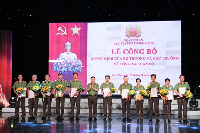 Thiếu tướng Mai Văn Hà, thay mặt lãnh đạo Bộ Công an, trao quyết định về việc điều động 13 đồng chí Phó Cục trưởng Cục Truyền thông CAND.