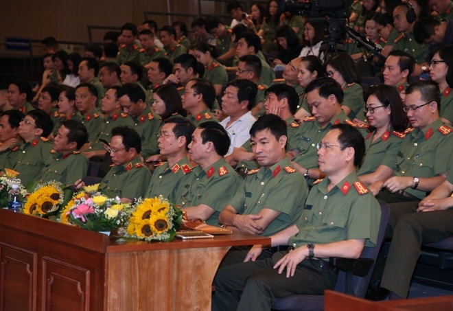 Các đồng chí lãnh đạo Cục Truyền thông CAND và đông đảo cán bộ, chiến sĩ, công nhân viên của Cục tại buổi lễ.