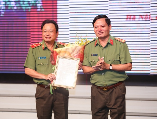 Đại tá Phạm Hữu Thao, Phó Cục trưởng Cục Tổ chức cán bộ, thay mặt lãnh đạo Bộ Công an, trao quyết định về việc điều động cán bộ Cục Truyền thông CAND cho Thiếu tướng Mai Văn Hà.