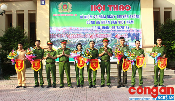Trung tá Tạ Đình Tuấn, Trưởng Công an huyện tặng cờ lưu niệm cho các Đội tham gia Hội thao.
