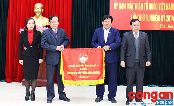 Ủy ban Mặt trận Tổ quốc TX Thái Hòa nhận cờ Đơn vị dẫn đầu phong trào thi đua năm 2017 với nhiều kết quả trong công tác tham gia xây dựng chính quyền