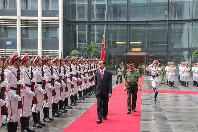 Chủ tịch nước Trần Đại Quang duyệt Đội danh dự Công an nhân dân.