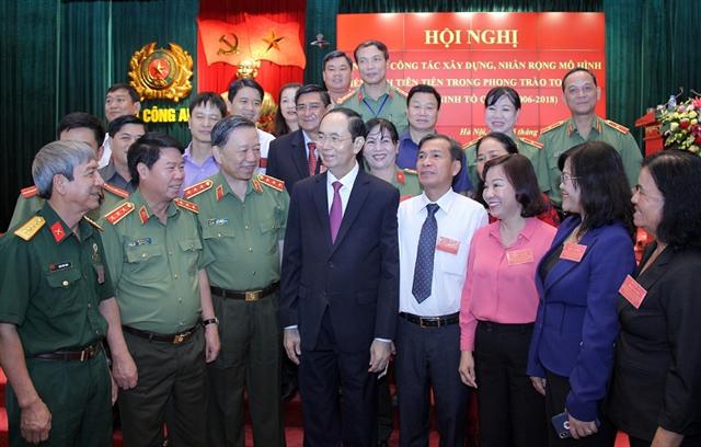 Chủ tịch nước Trần Đại Quang; Bộ trưởng Tô Lâm cùng các đại biểu trao đổi bên lề Hội nghị.