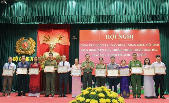 Bộ trưởng Tô Lâm trao Bằng khen của Bộ Công an tặng các tập thể, cá nhân có thành tích xuất sắc.