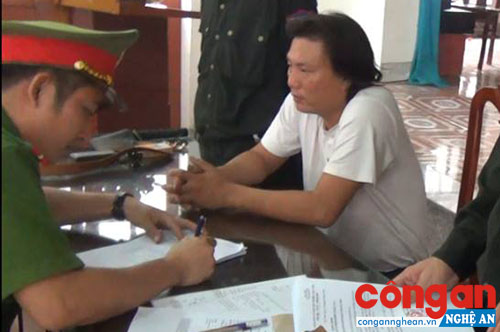 Lực lượng chức năng tiến hành lấy lời khai của Nguyễn Quang Sơn