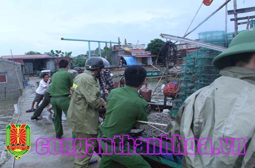 Công an huyện Quảng Xương giúp dân đưa tàu thuyền về nơi tránh trú bão