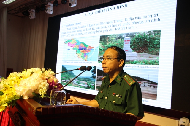 Đại tái Trần Hải Bình - Chỉ huy trưởng BCH BĐBP tỉnh báo cáo tóm tắt kết quả 20 năm thực hiện Pháp lệnh BĐBP tại Nghệ An
