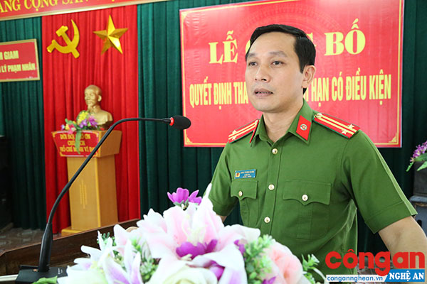 Lãnh đạo Trại tạm giam Công an tỉnh Nghệ An phát biểu tại buổi lễ