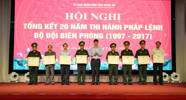 Đồng chí Lê Xuân Đại - Phó Chủ tịch thường trực UBND tỉnh tặng Bằng khen của UBND tỉnh cho các tập thể, cá nhân
