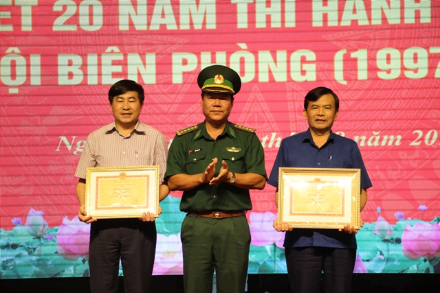 Đại tá Văn Ngọc Quế - Phó Chủ nhiệm chính trị, Bộ tư lệnh Biên phòng trao Bằng khen của BTL BĐBP cho các tập thể, cá nhân