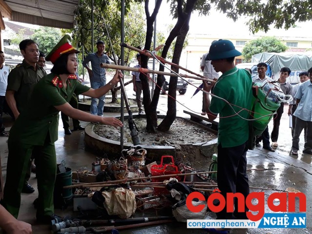 Đại úy Nguyễn Thị Nga, Phó Đội trưởng Đội Cảnh sát QLHC về TTXH, Công an huyện Thanh Chương đang nhận bộ kích điện mà người dân đến giao nộp